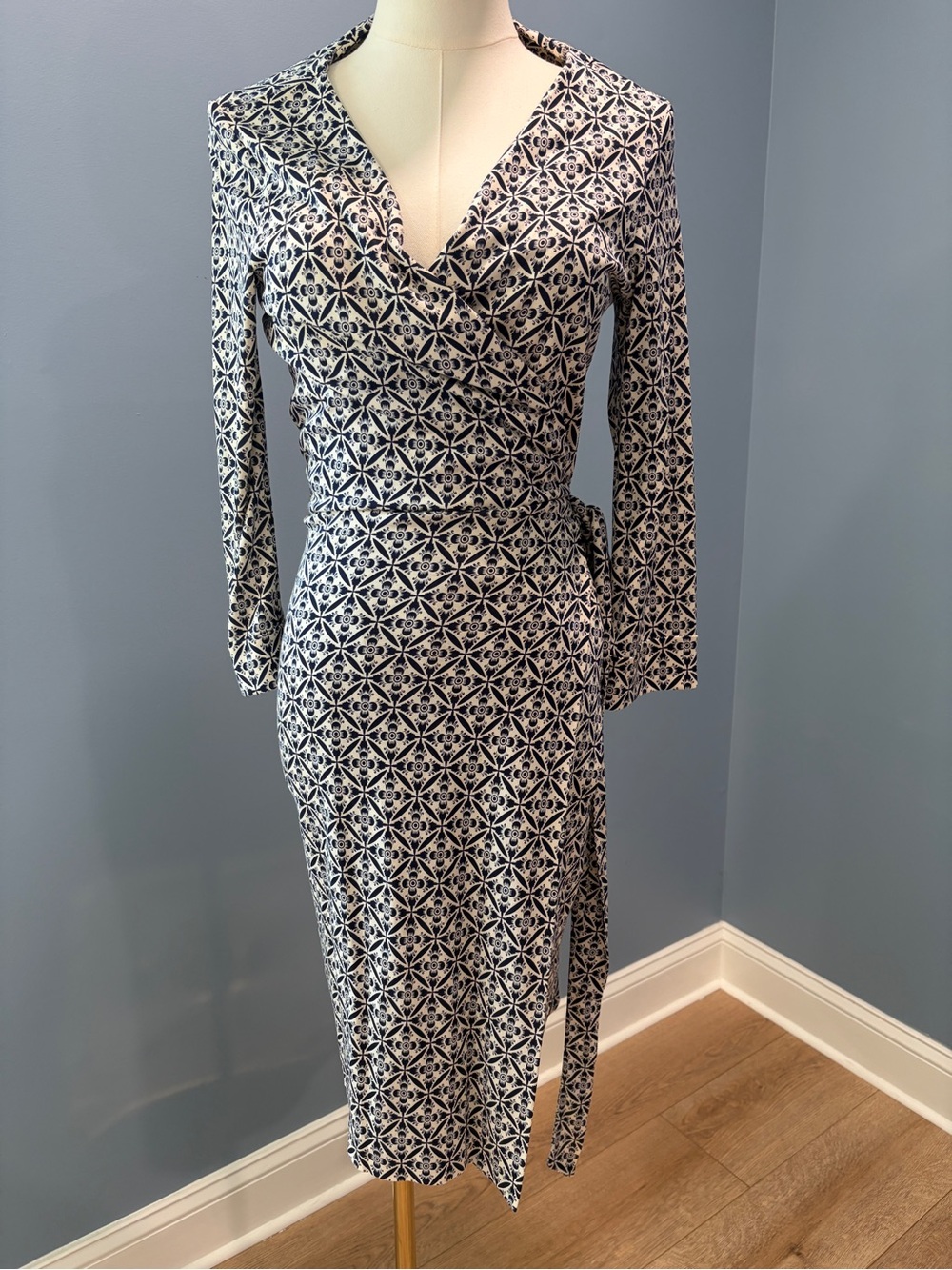 Diane von Furstenberg 100% Silk Navy Ivory Wrap Dress Size 8